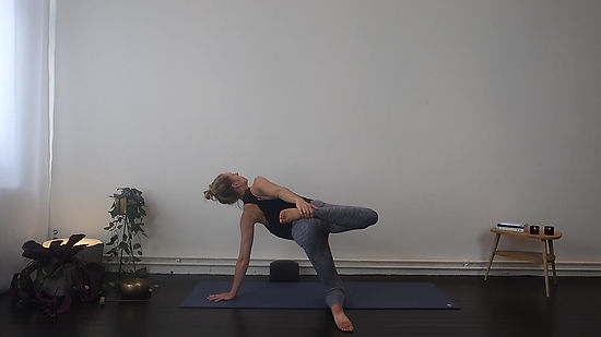 Vinyasa Yoga - Gentle grounding flow